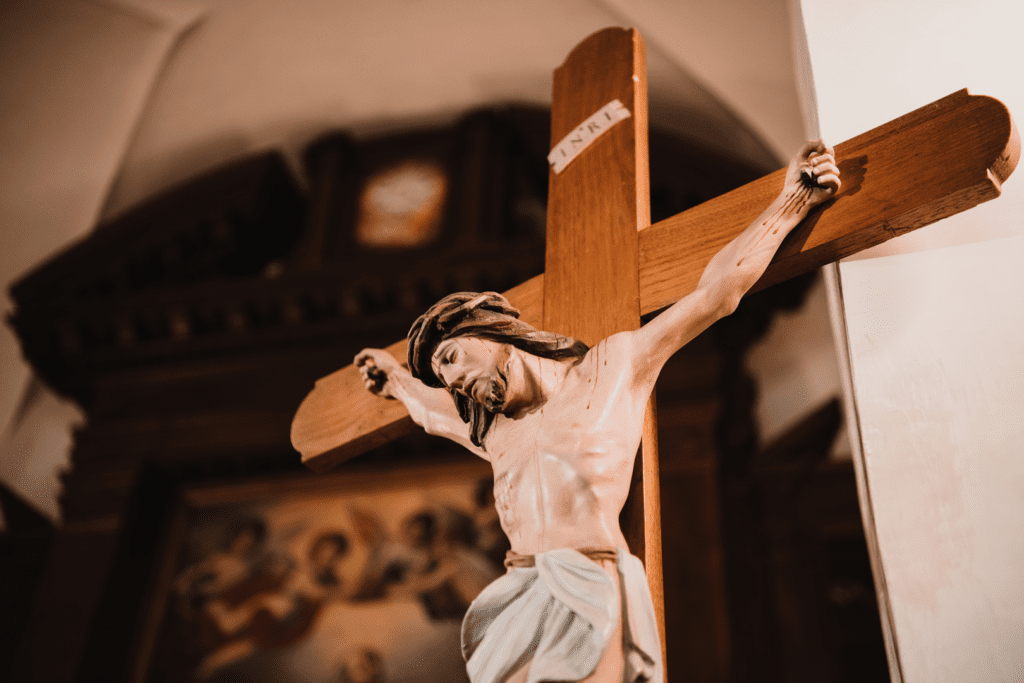 A statue of jesus hanging on the cross.