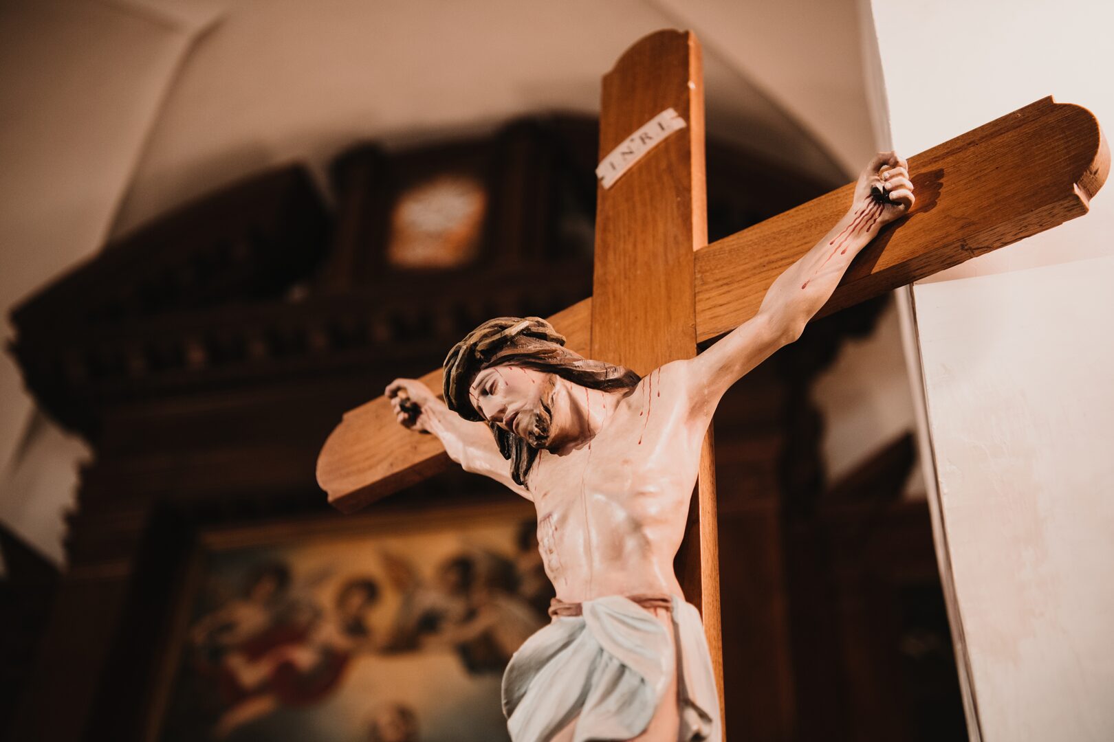 A statue of jesus hanging on the cross.