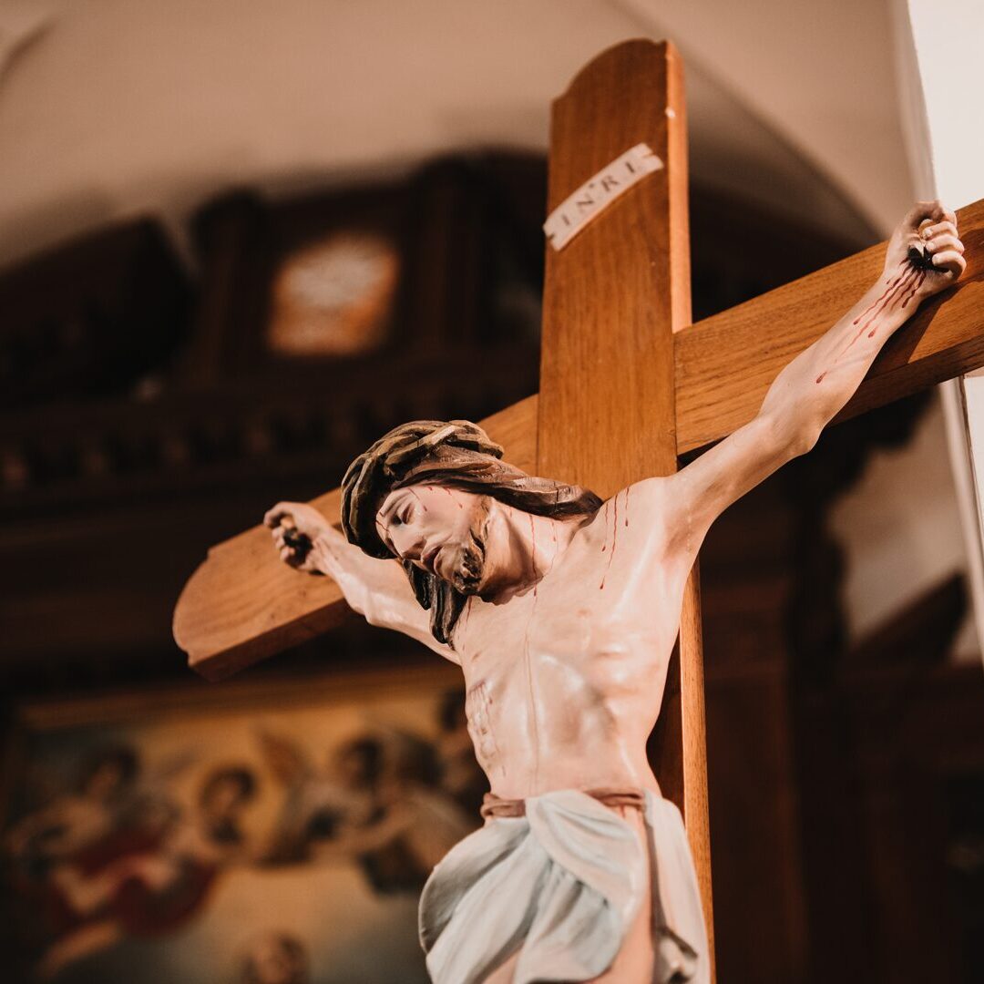 A statue of jesus hanging on the cross.